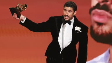 Bad Bunny couronné lors des prix Grammy, plaidoyer contre la politique migratoire de Trump