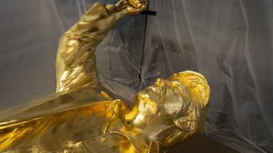 Une statue dorée de Trump poireaute dans un atelier à cause d’une dette