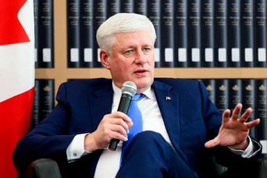 Stephen Harper lance une collection d’archives