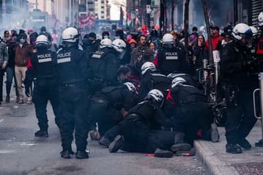 Projectiles lancés vers des policiers | Treize arrestations lors d’une « grève sociale » à Montréal