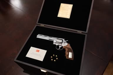 Sommet de l’OTAN | Une arme à feu offerte à Carney fera l’objet d’un examen avant d’aller au musée