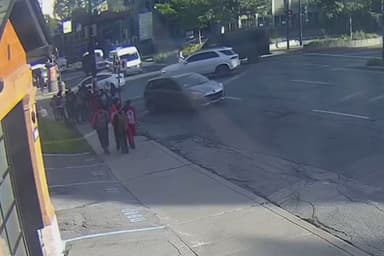 Vidéo-choc de la collision | Une enseignante qui a fauché trois piétons demande l’absolution