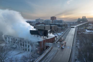 Immeuble désaffecté en flammes | Un incendie a entraîné la fermeture du pont Jacques-Cartier