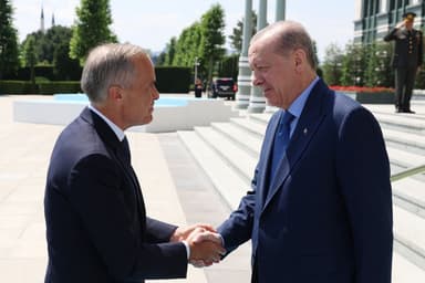 Sommet de l’OTAN | Mark Carney reçoit un pistolet du président turc
