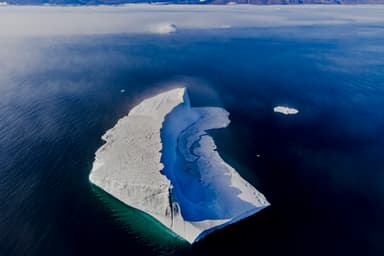 En un coup d’œil | À la dérive avec les icebergs