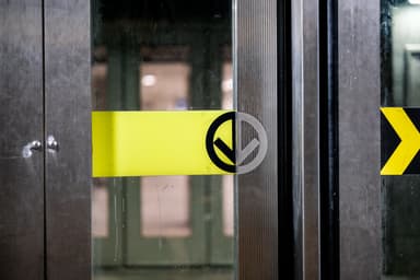 Voies de fait | Un homme attaque une femme près du métro Longueuil