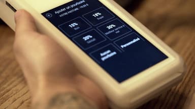 « C’est humiliant » : des malvoyants obligés de dévoiler leur NIP pour payer