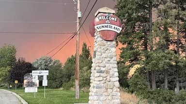 Un dépotoir en feu complique le retour des évacués à Summerland