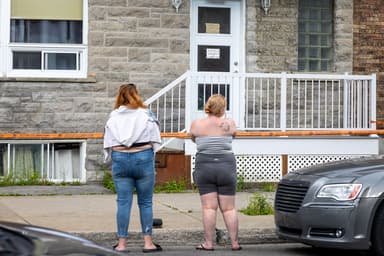 Meurtre dans Ville-Émard | Au lendemain du drame, la famille et les voisins bouleversés