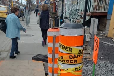 Mile End | Un trottoir éventré laissé sans surveillance cause plusieurs chutes