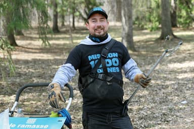 Ménage du printemps | Un Montréalais fait le tour de l’île à pied pour ramasser des déchets