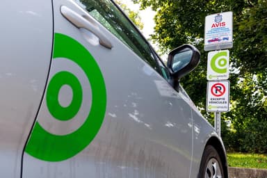Ouest de Montréal | Des véhicules de Communauto le long du REM