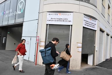 Courrier de France | Combat de coqs sur fond de volaille